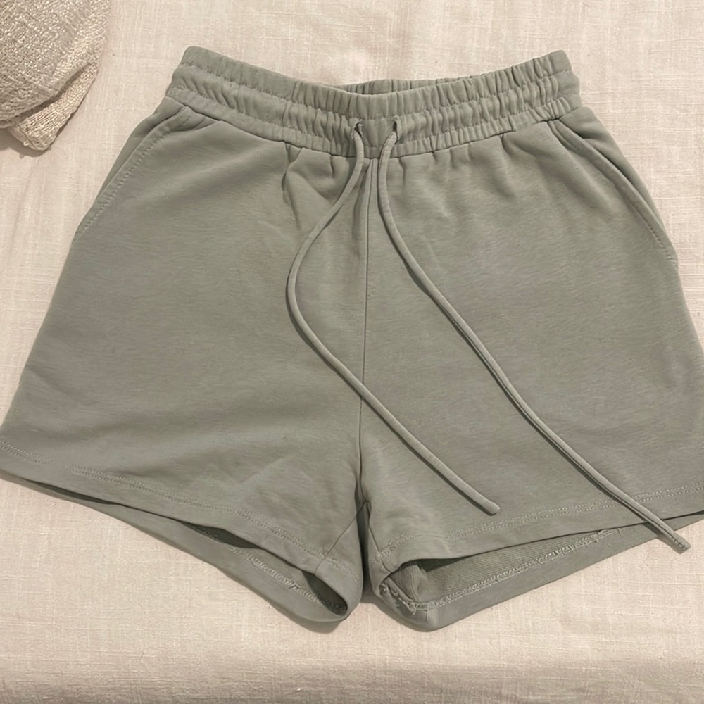 HIGHWAISTED SWEATSHORTS W/ POCKETS